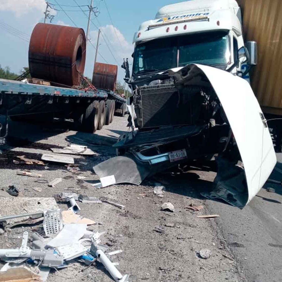 Choque entre Tres Camiones Causa Cierre de Carretera Victoria-Zaragoza