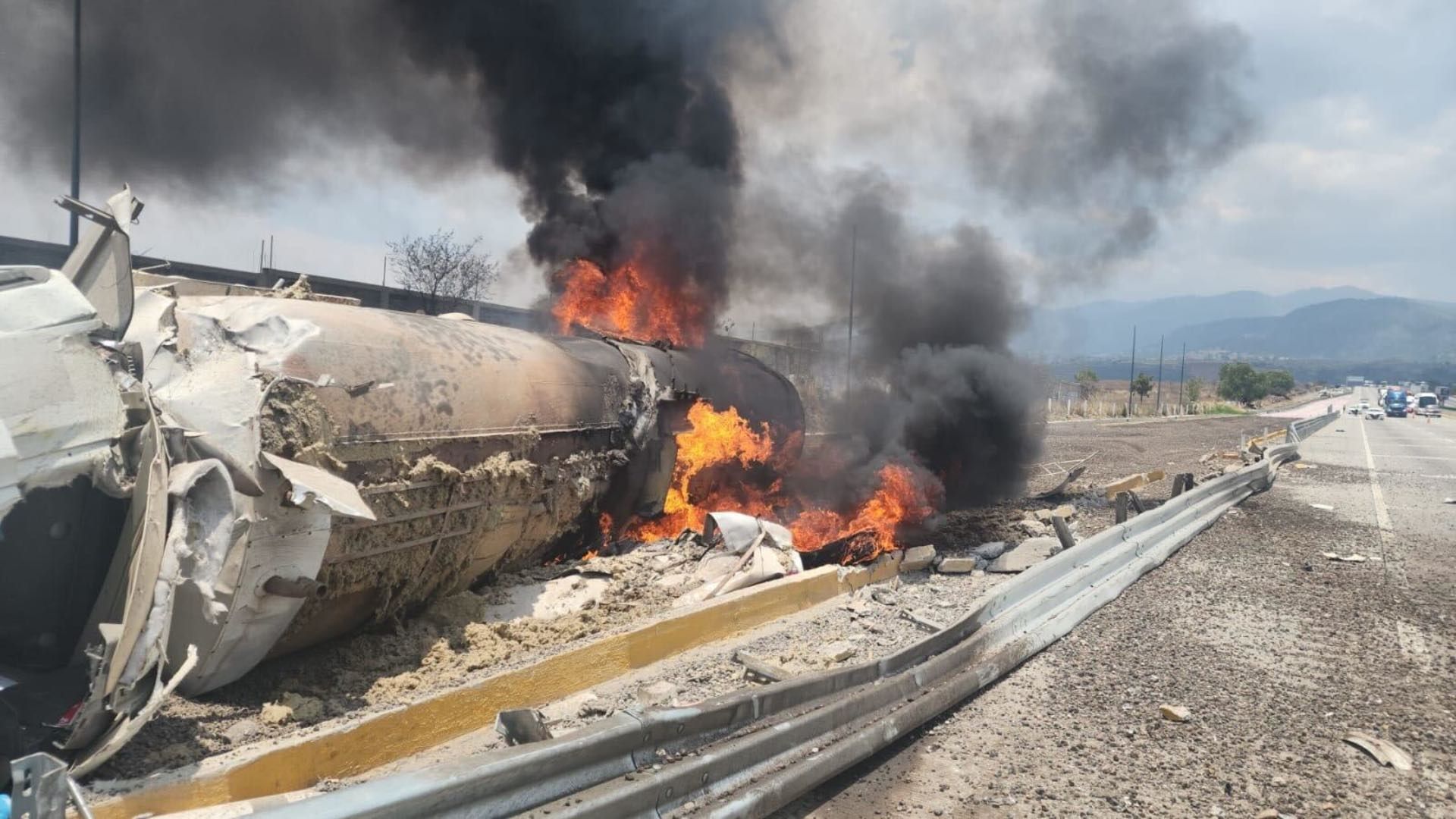Accidente e Incendio de Pipa en la Autopista México-Puebla Causa Cierre Total Hacia CDMX