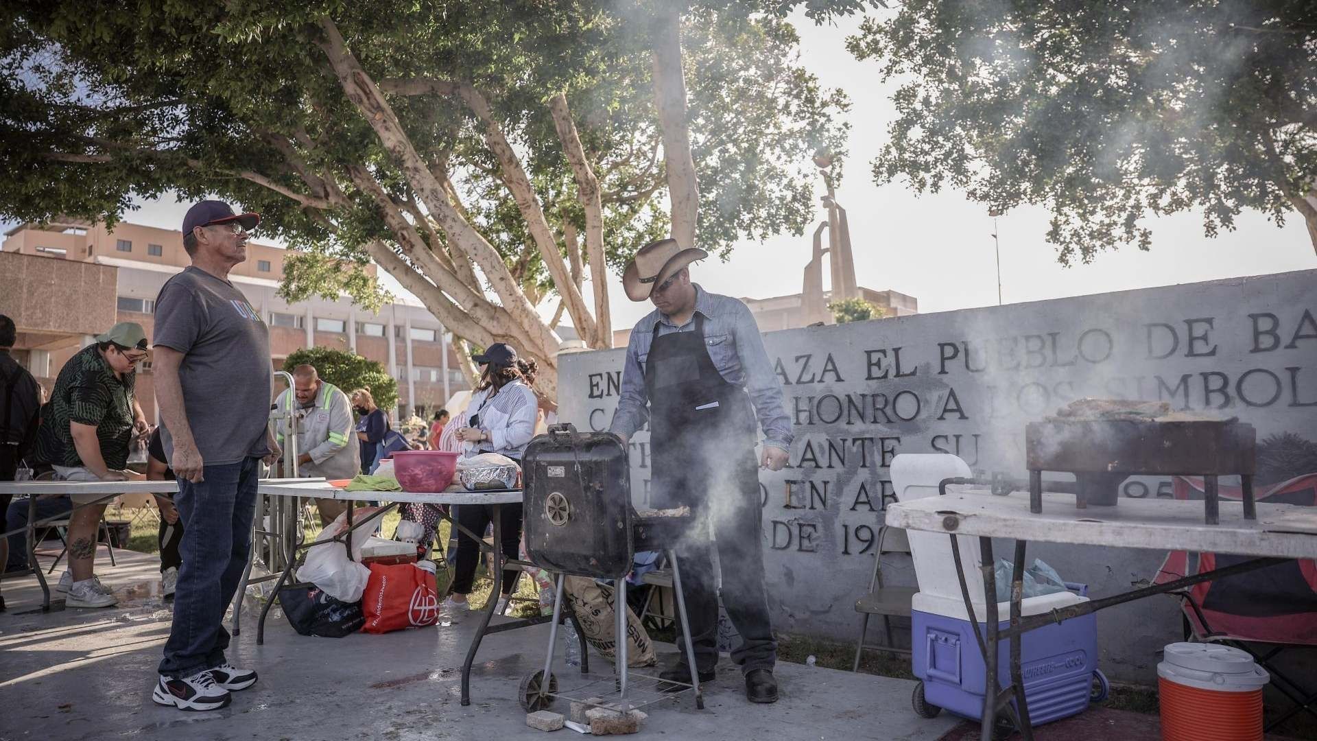 Los participantes no sólo llevaron parrillas y alimentos, sino también carteles de protesta.