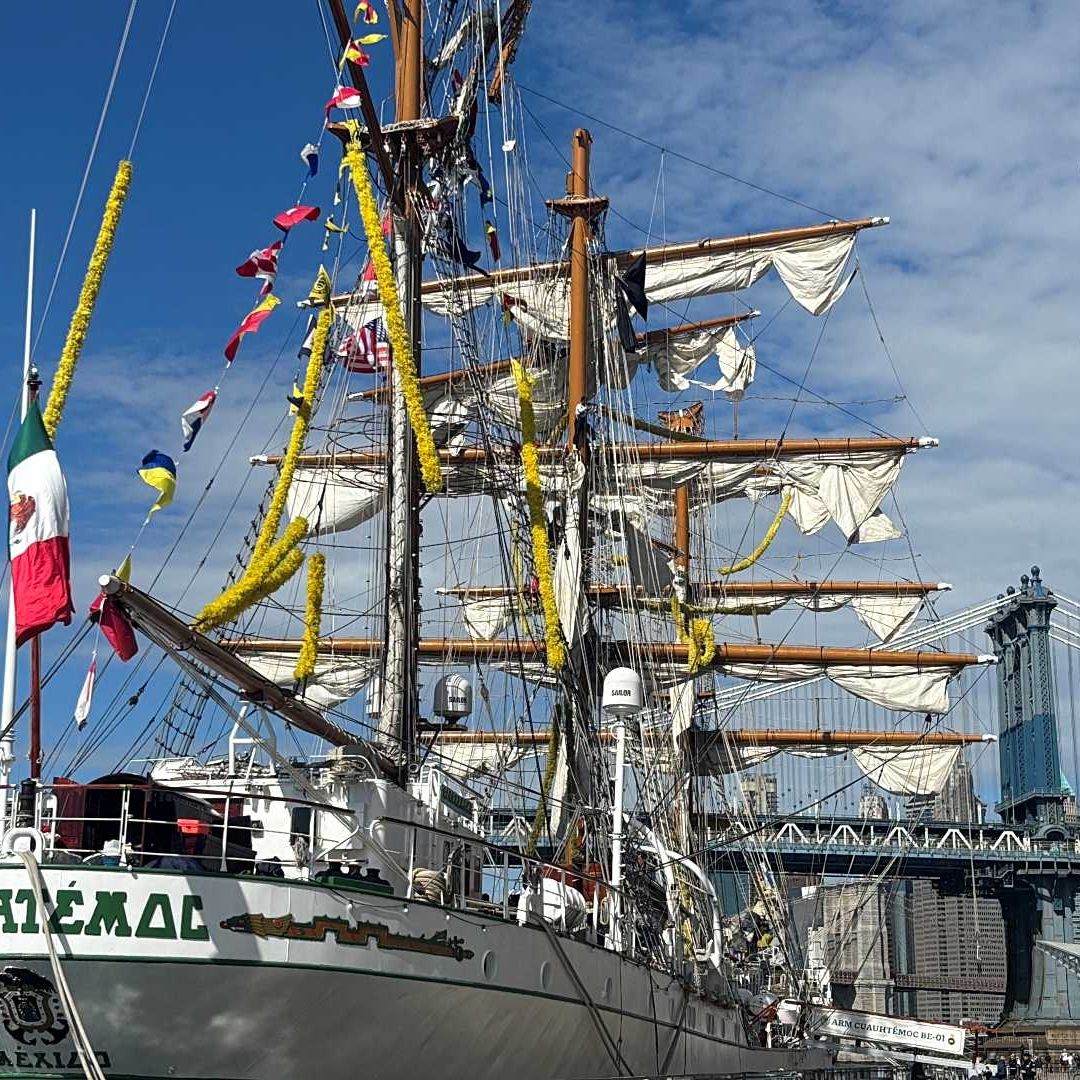 Buque escuela Cuauhtémoc amarrado en el bajo Manhattan