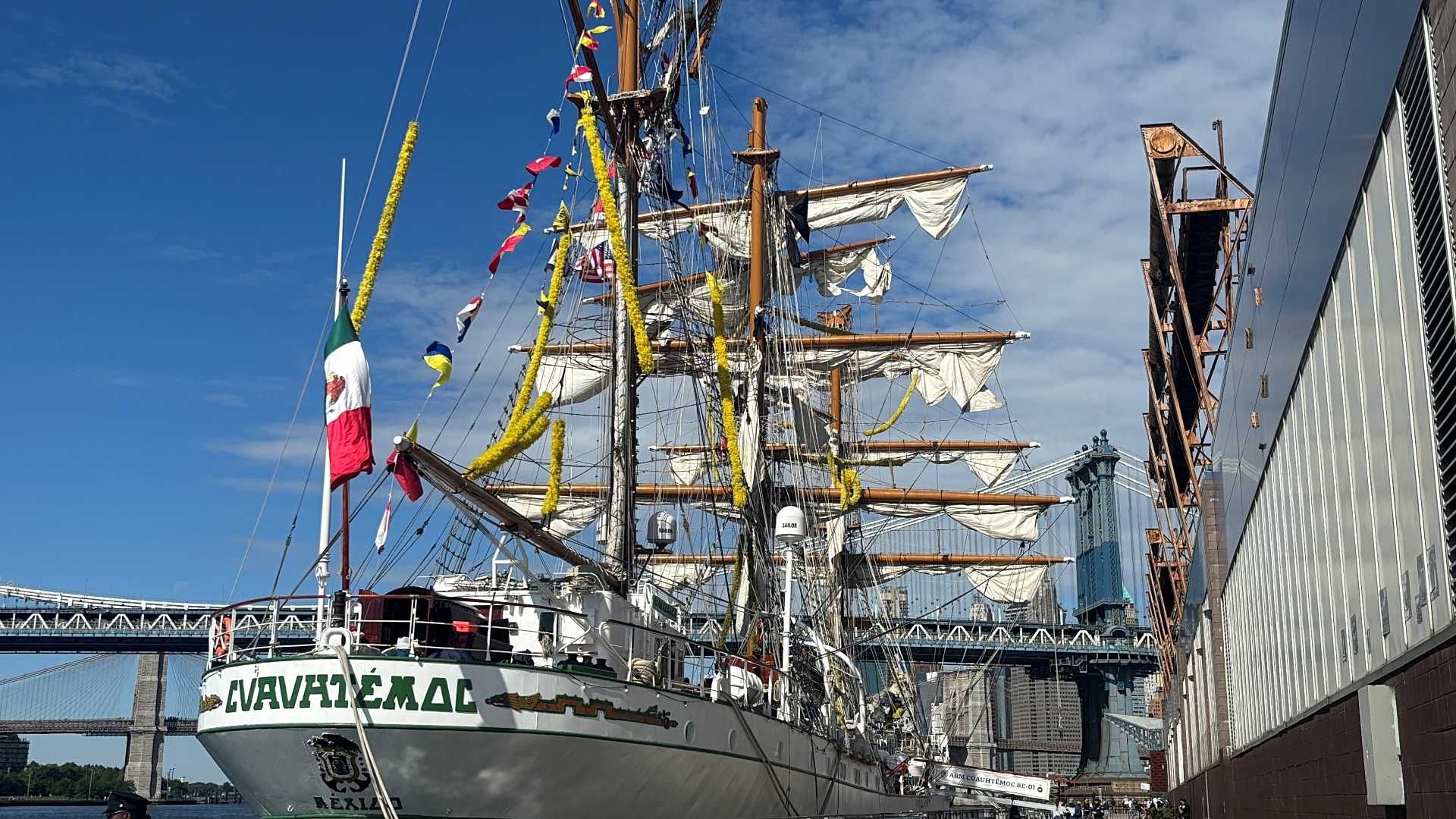 Buque escuela Cuauhtémoc amarrado en el bajo Manhattan