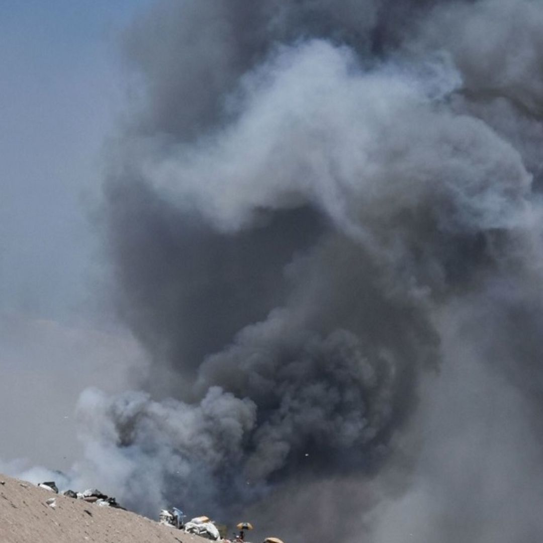 Un incendio se registro en el tiradero de basura del Bordo de Xochiaca, en Nezahualcóyotl.
