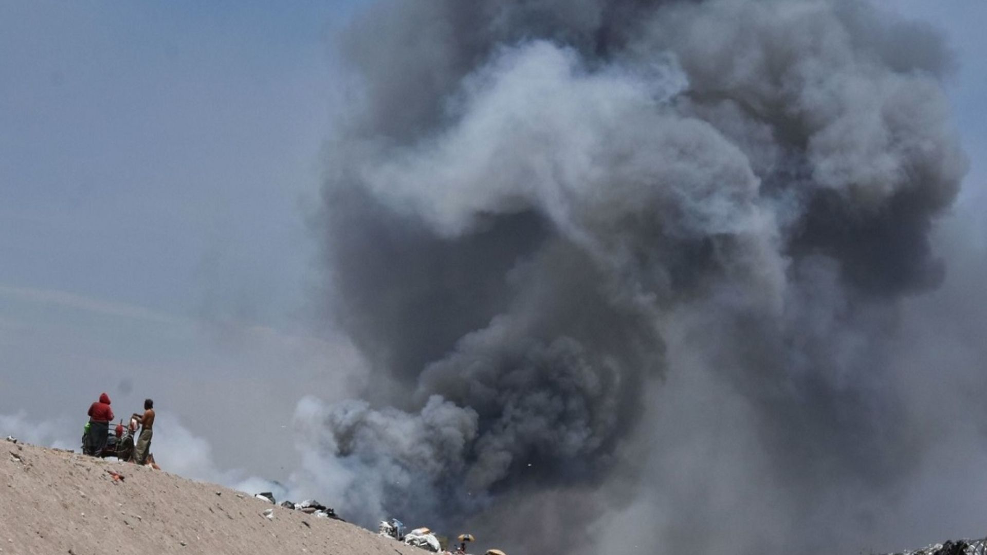 Un incendio se registro en el tiradero de basura del Bordo de Xochiaca, en Nezahualcóyotl.