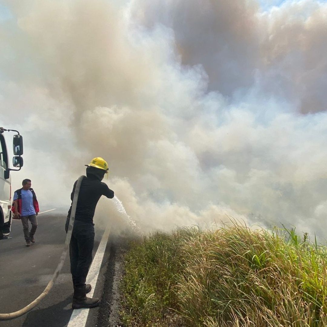 Intensa columna de humo en Las Matas