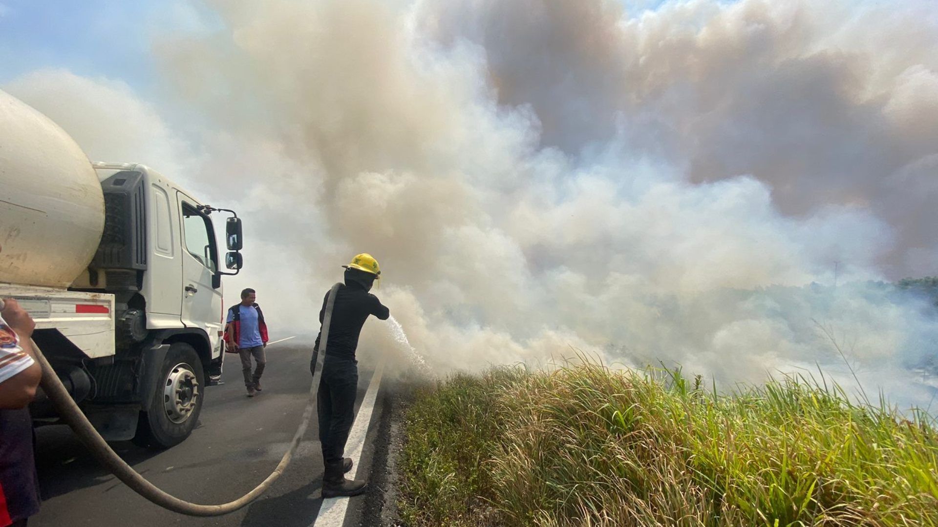 Intensa columna de humo en Las Matas