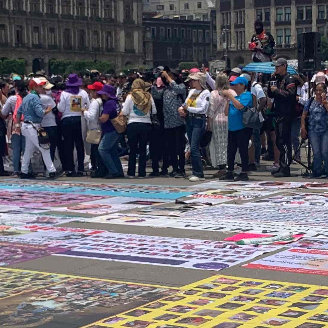 Madres buscadoras llegan al Zócalo capitalino para exigir justicia