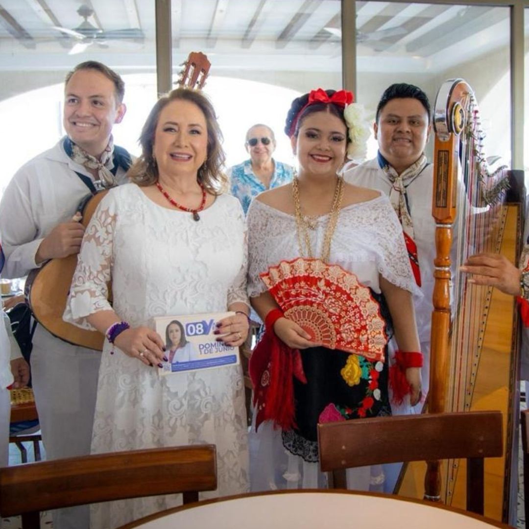 Yasmín Esquivel junto a grupo de jarochos en Veracruz