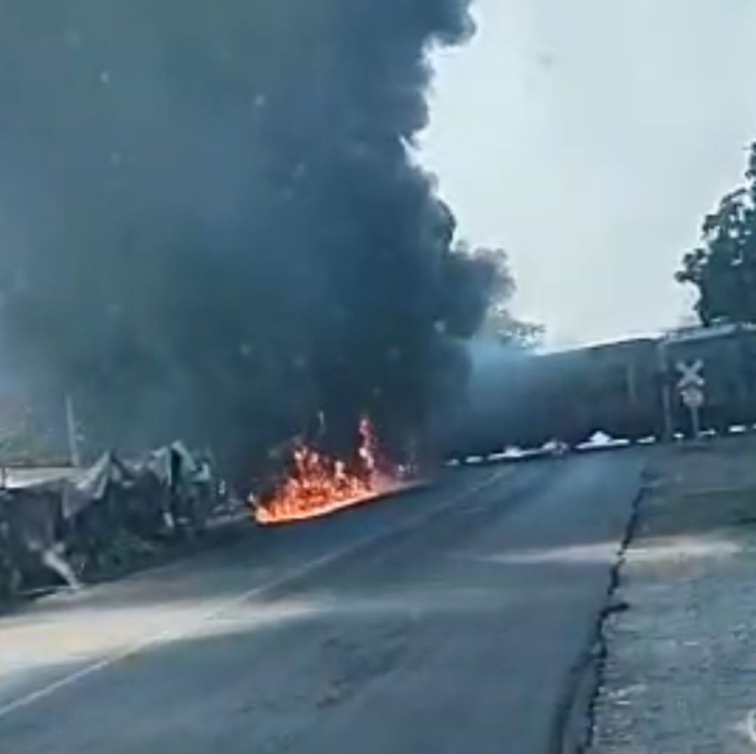 La carretera permanece cerrada en ambos carriles, las autoridades de Protección Civil recomiendan no acercarse a la zona por el peligro que representa.