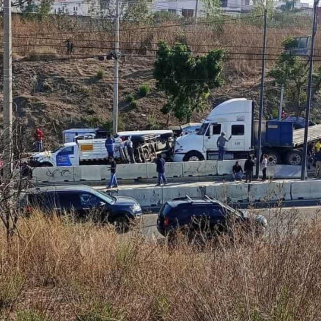 Cierre Total en Periférico de Puebla por Carambola y Volcadura Altura 24 Sur Avenida La Fragua