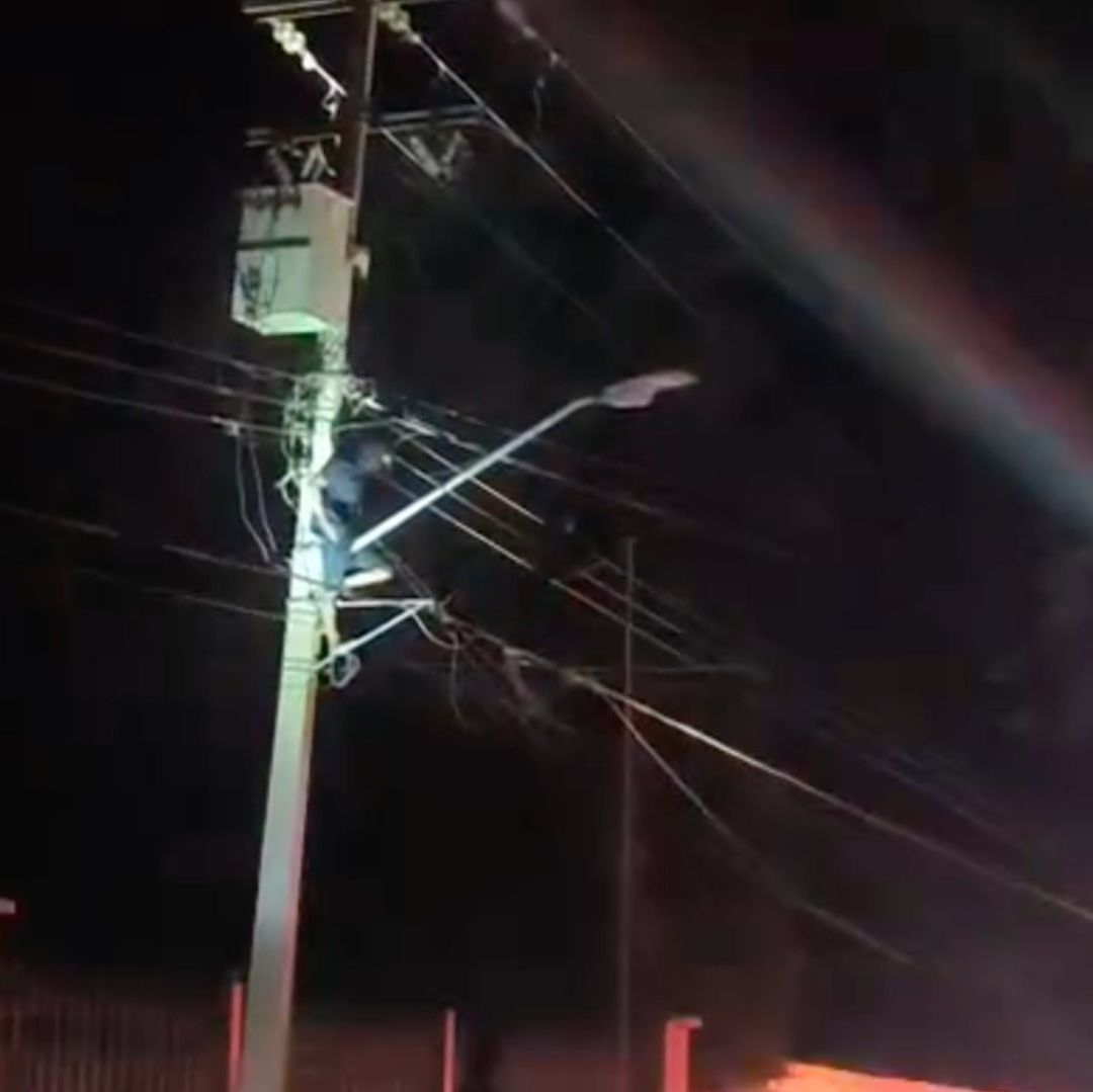 Sujeto con Delirio de Persecución Sube a Poste de CFE y Deja a Vecinos Sin Luz en Miguel Alemán