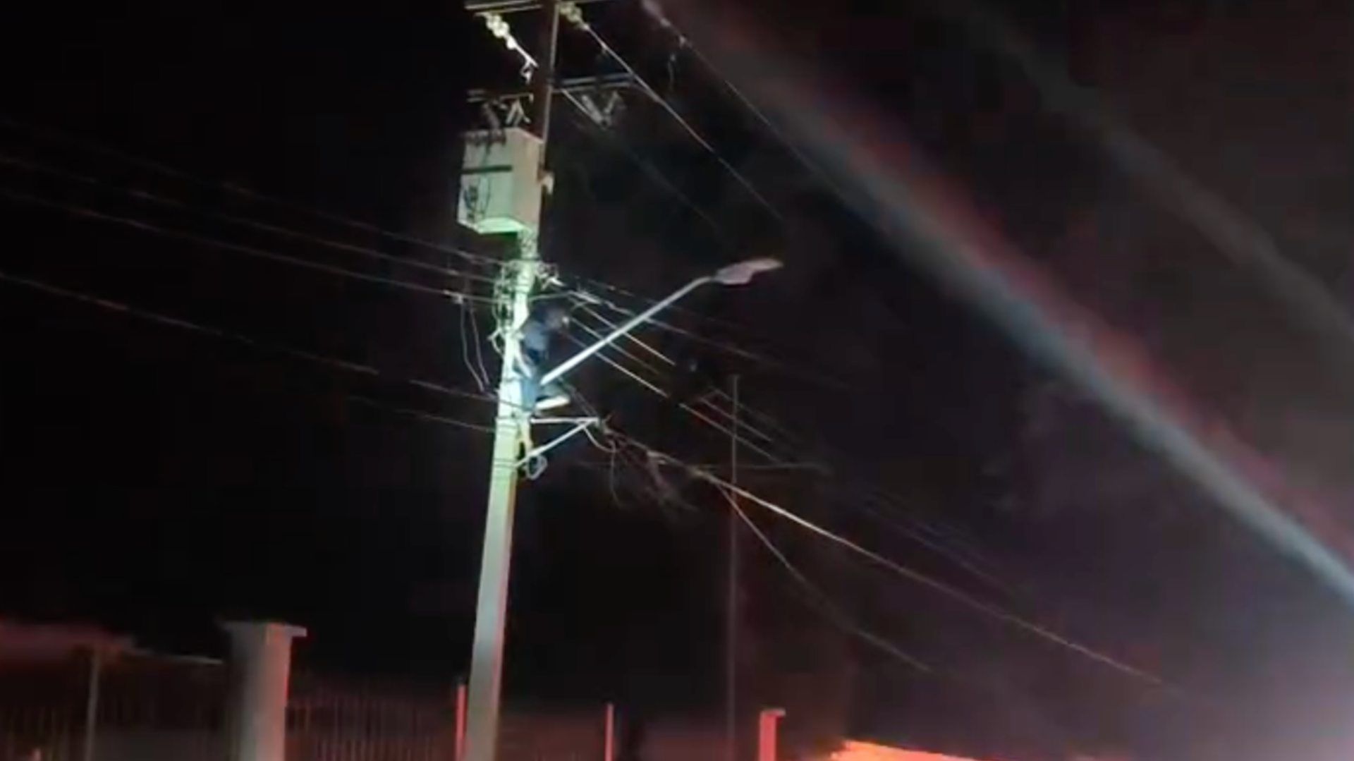 Sujeto con Delirio de Persecución Sube a Poste de CFE y Deja a Vecinos Sin Luz en Miguel Alemán