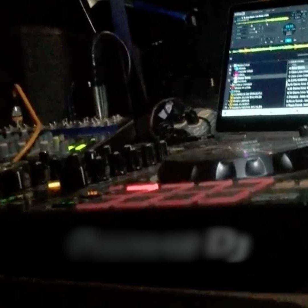 Equipado con aparatos digitales y una pantalla, recorría diferentes colonias de la ciudad, para dar serenata