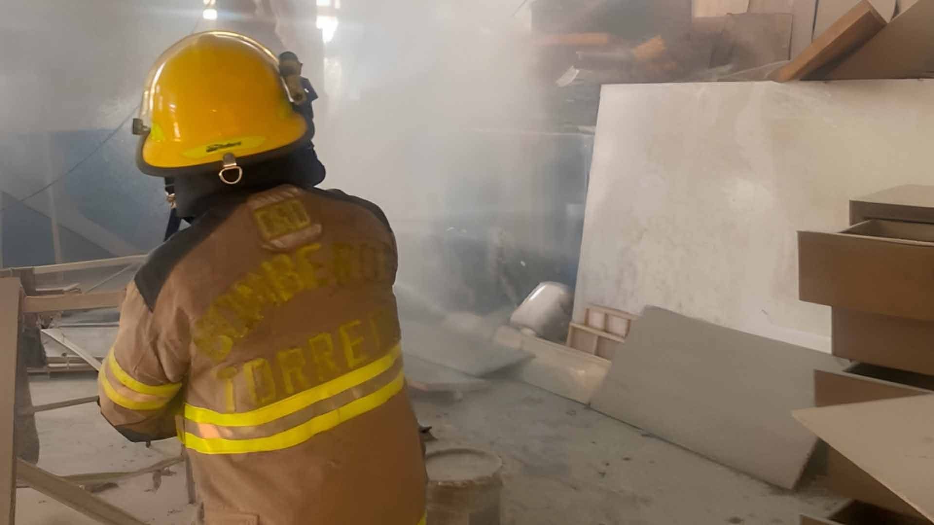 Incendio de Negocio Deja a Trabajador con Quemaduras en Torreón
