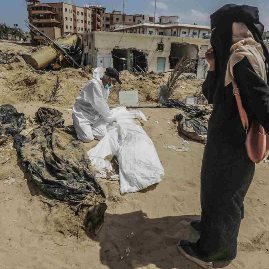 Descubren en Hospital de Shifa de Gaza 3 Fosas con Otros 80 Cadáveres
