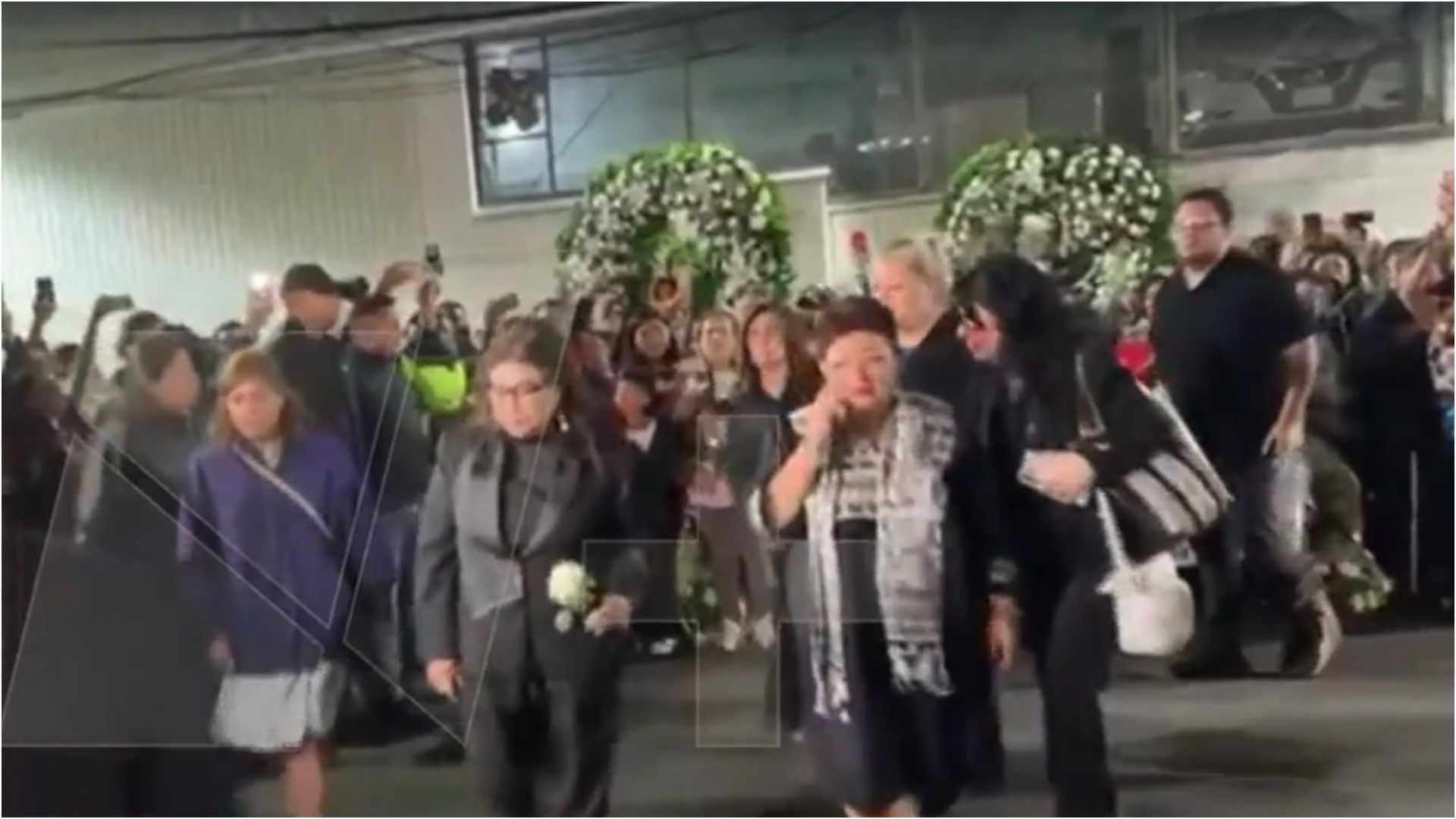 La jefa de Gobierno de la Ciudad de México, Clara Brugada, llegó a la funeraria en la que se vela a sus colaboradores.