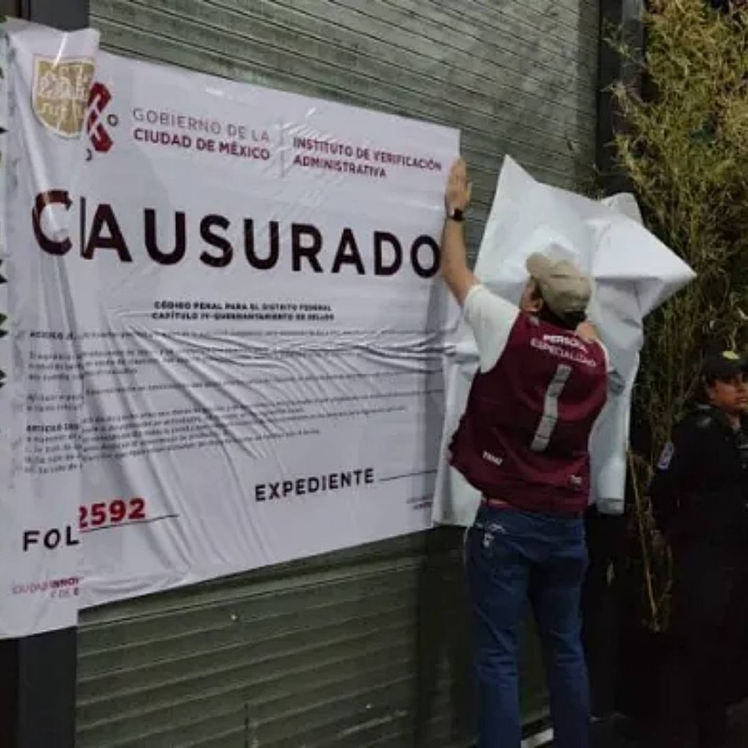 Personal del INVEA coloca sellos de clausura a negocio en Ciudad de México