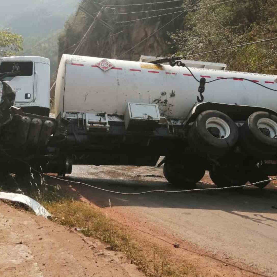 Pipa de gasolina vuelca y muere chofer en Puebla