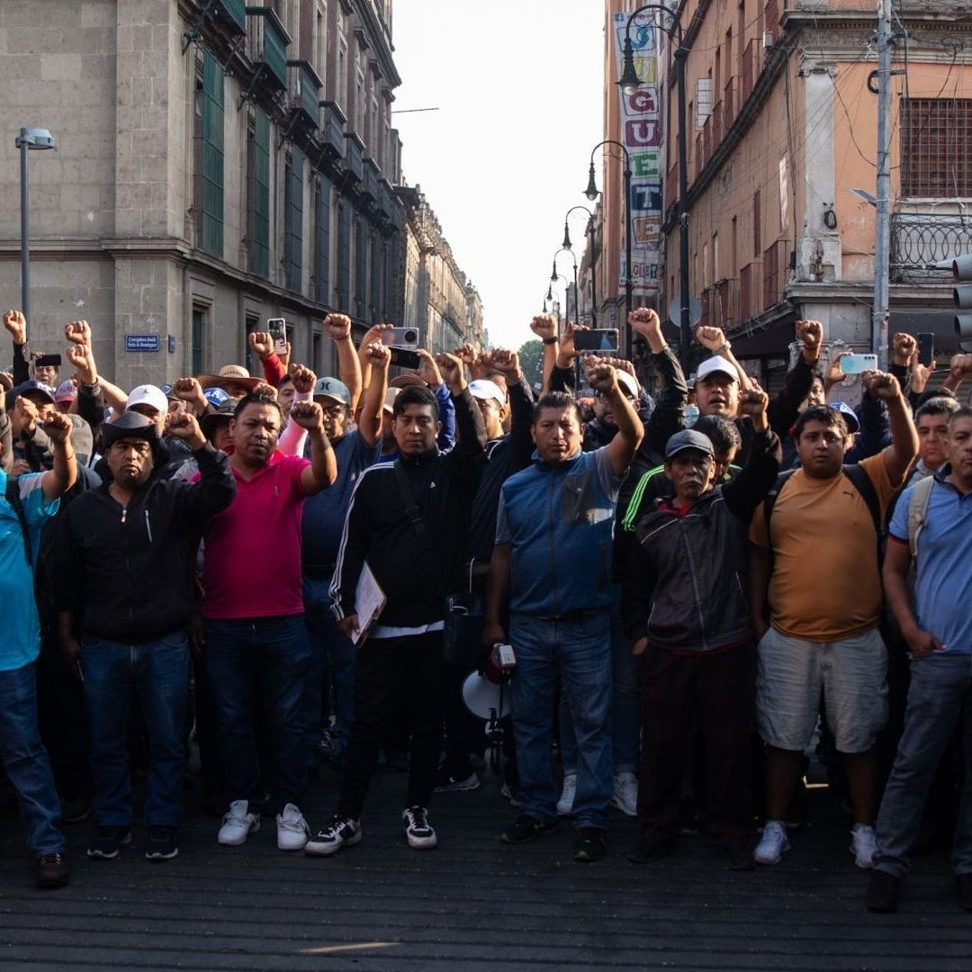 Maestros de la CNTE afuera de Palacio Nacional
