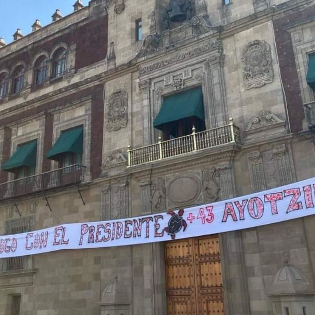 Los normalistas lanzaron petardos contra la fachada de Palacio Nacional