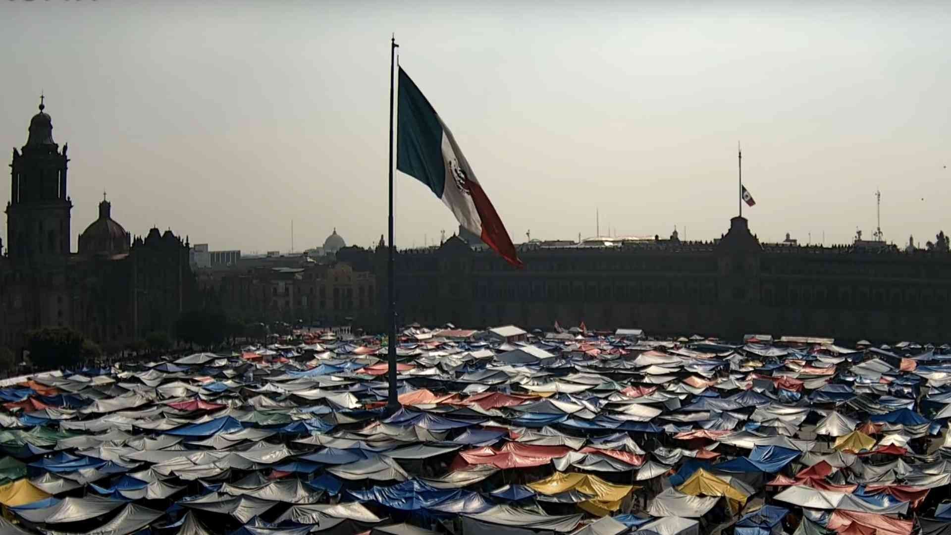 Bandera a media asta en Palacio Nacional