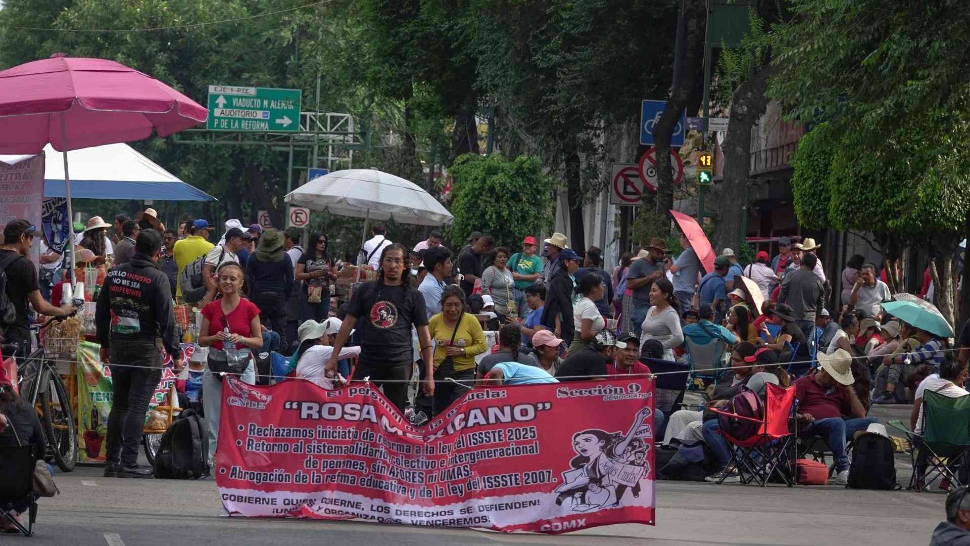 Plantón de maestros de la CNTE