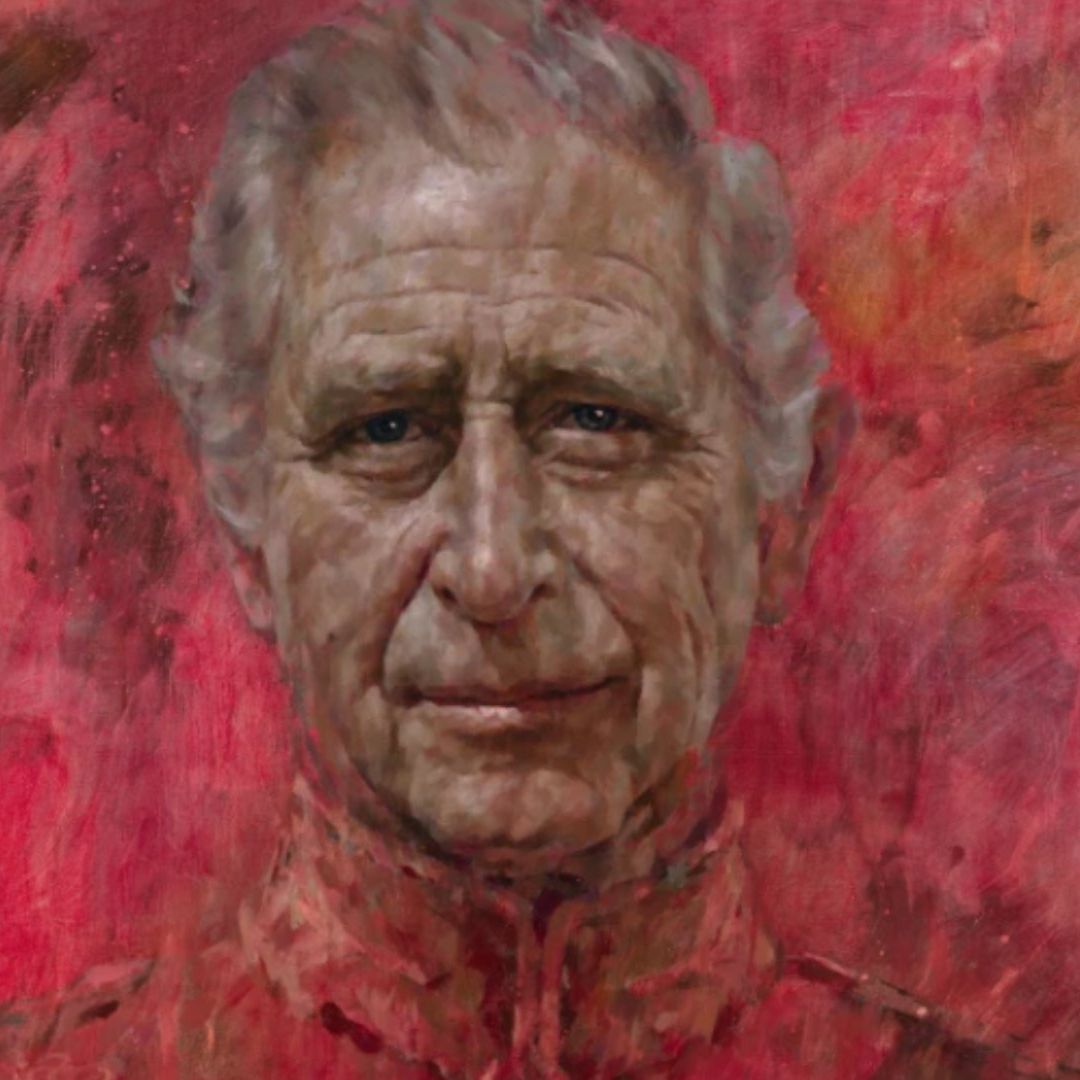 El rey Carlos III mostró su primer retrato completo desde la coronación, con una imagen en rojo