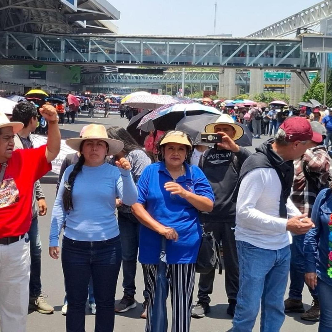 Integrantes de la CNTE en bloqueo en el AICM.