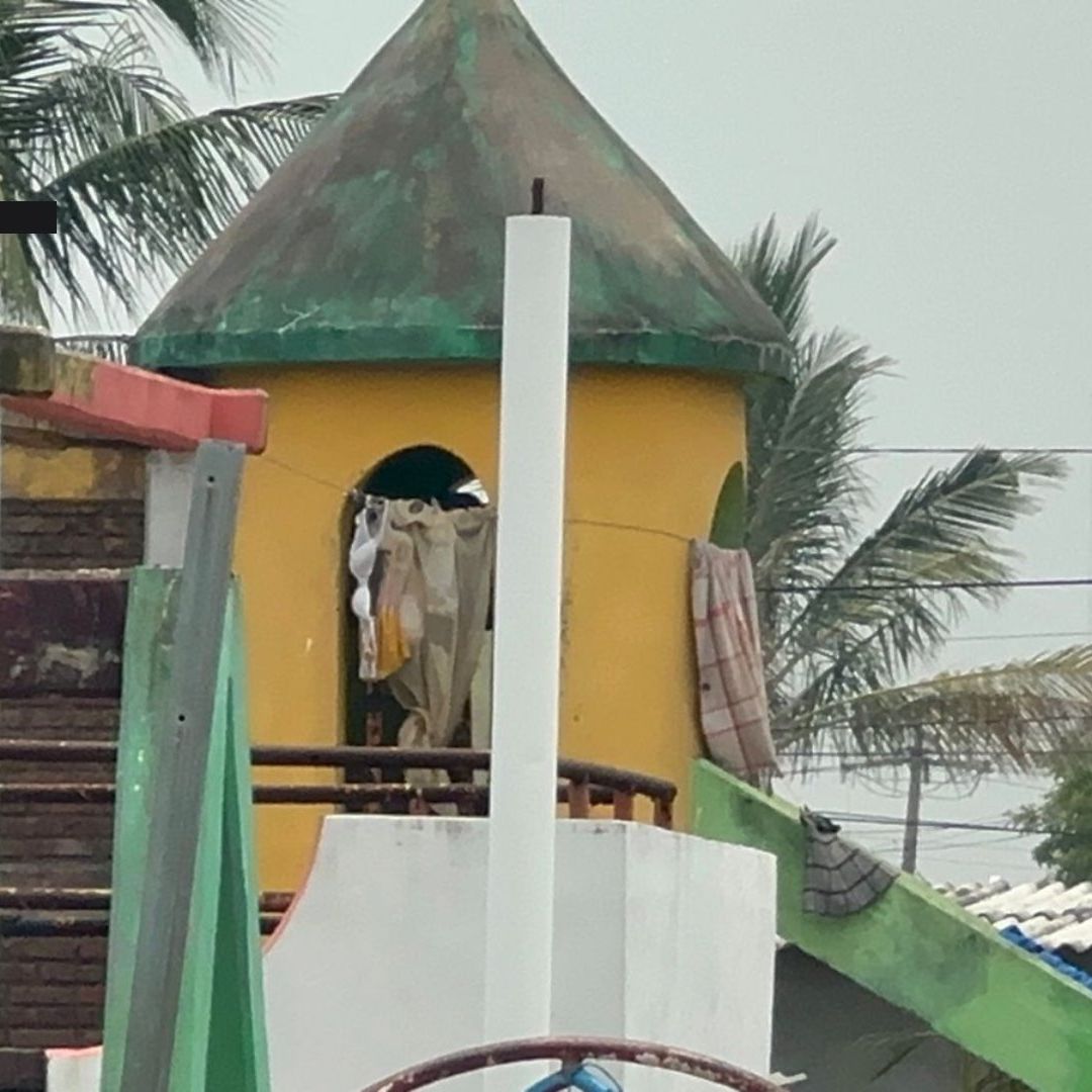 Pareja Utiliza Castillo Infantil para Vivir en Parque de Coatzacoalcos, Veracruz