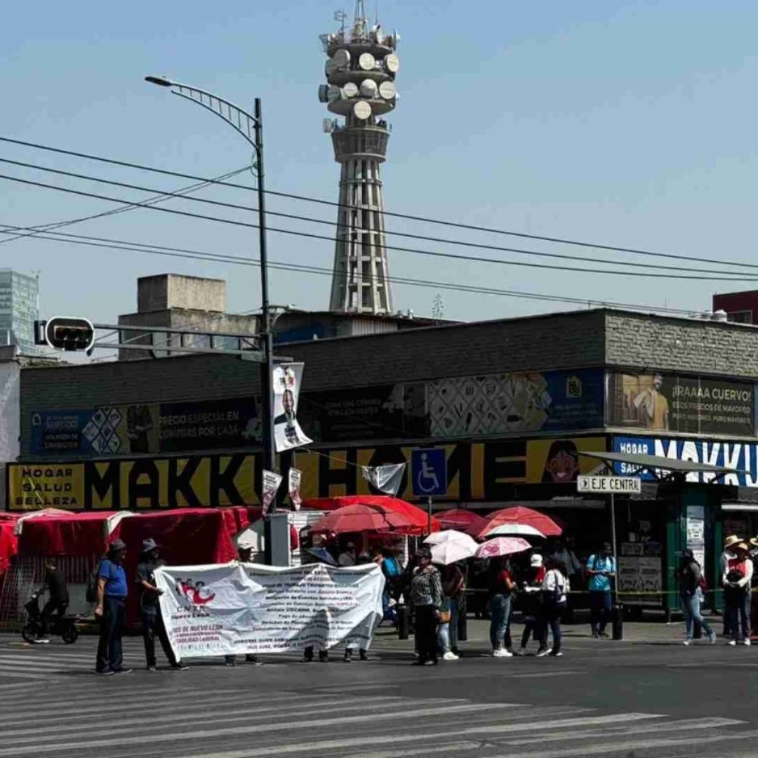 Manifestantes de la CNTE Golpean a Motociclista y a Camarógrafo en Bloqueo en CDMX