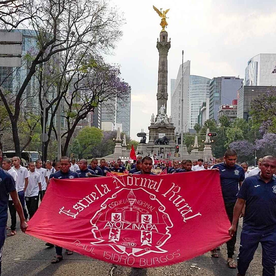 Marcha de familiares y estudiantes de Ayotzinapa en Paseo de la Reforma el 26 de febrero de 2025