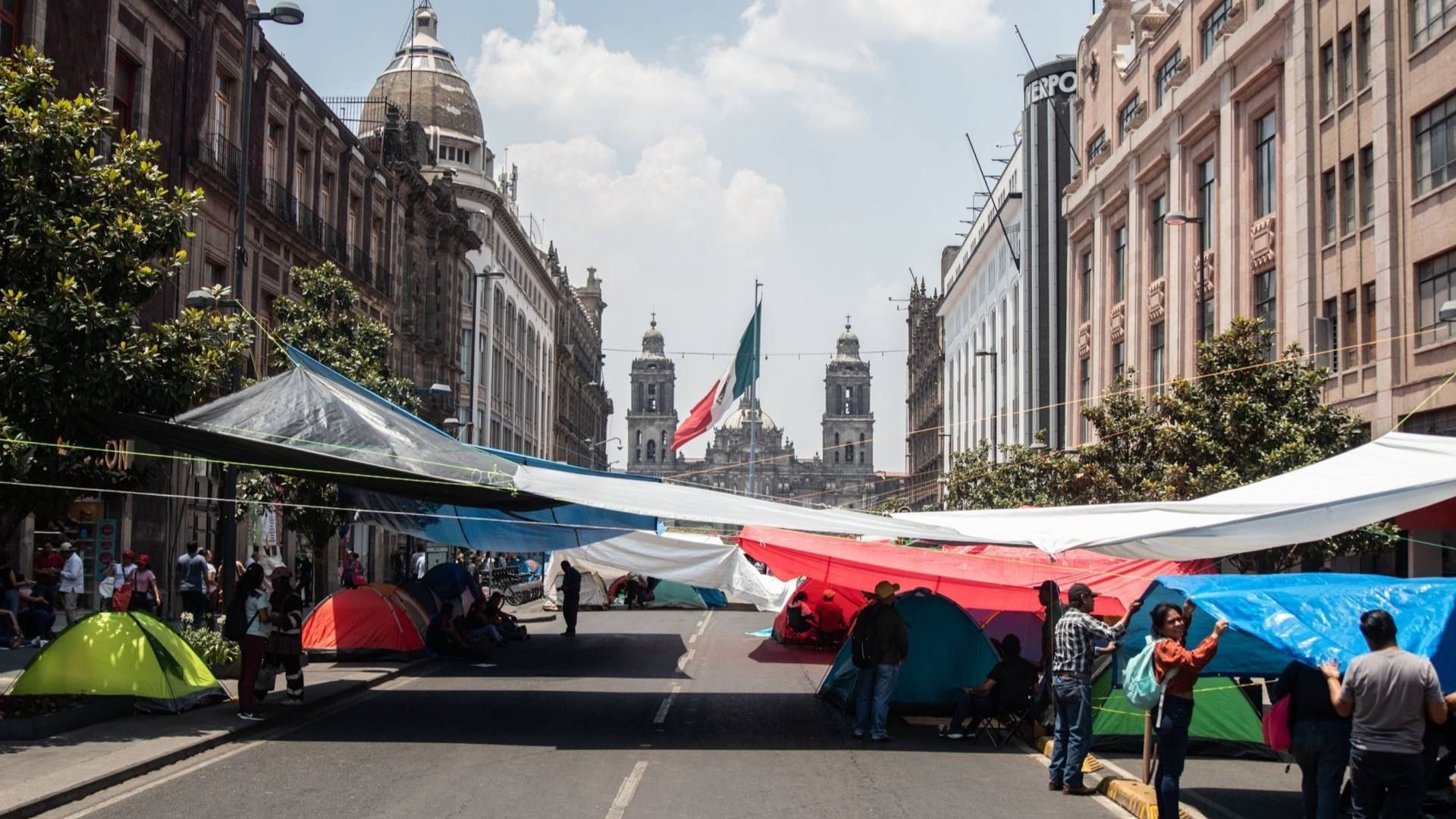 Maestros de la CNTE en calles del Centro Histórico de la CDMX