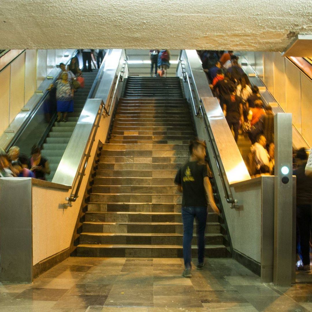 Policía Se Electrocuta en Escaleras Eléctricas de la Línea 7 del Metro CDMX
