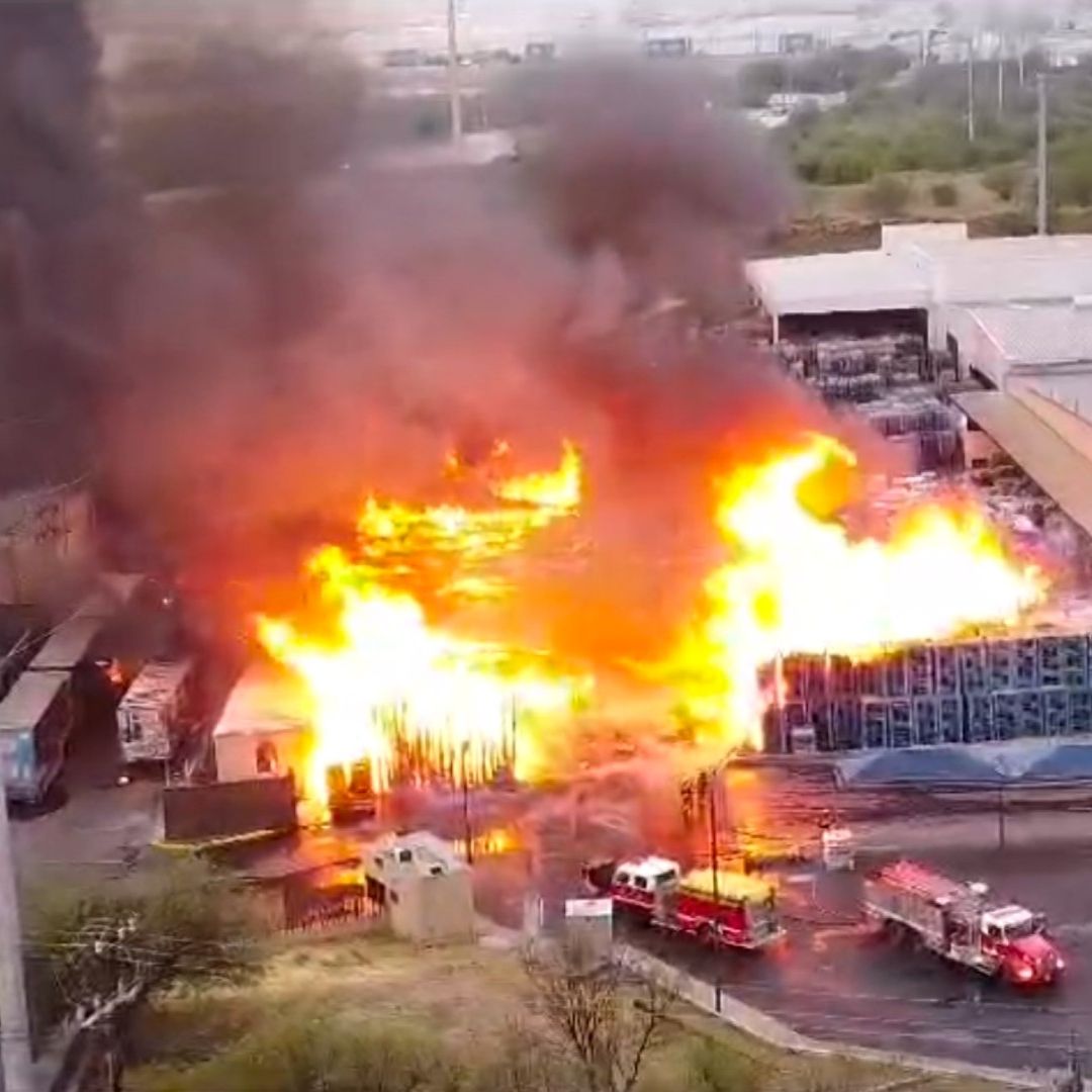 Las rachas de viento y la llovizna presente complicaron las labores de los bomberos