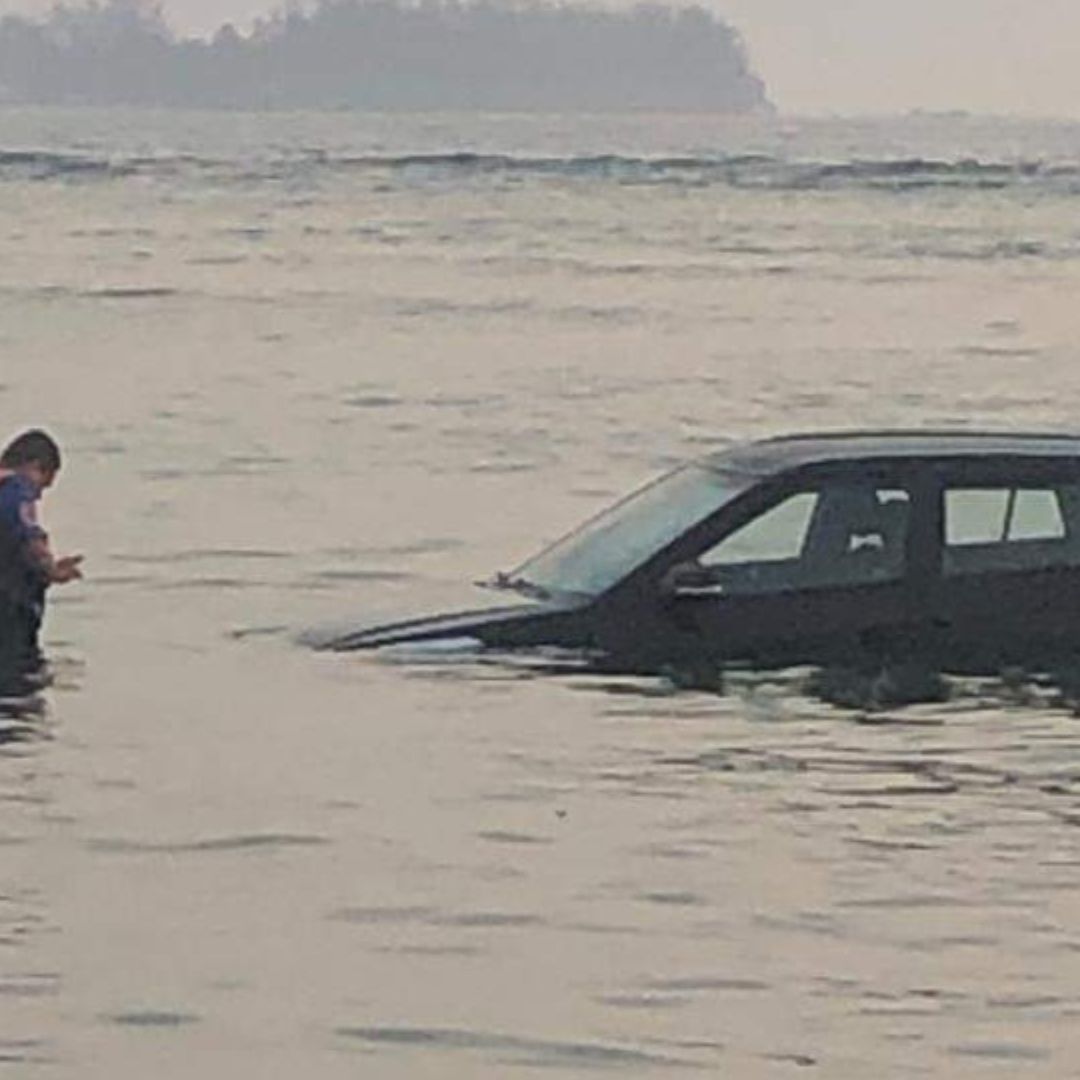 La marejada empezó a arrastrarla mar adentro, de donde fue retirada horas después con una grúa, sin que se conozca si hubo personas lesionadas