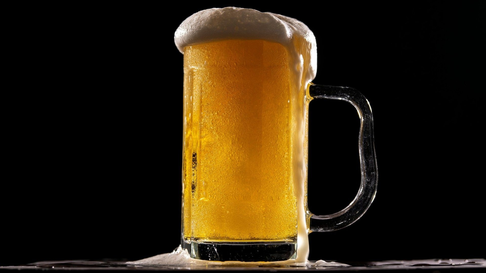 Tarro de cerveza con fondo negro
