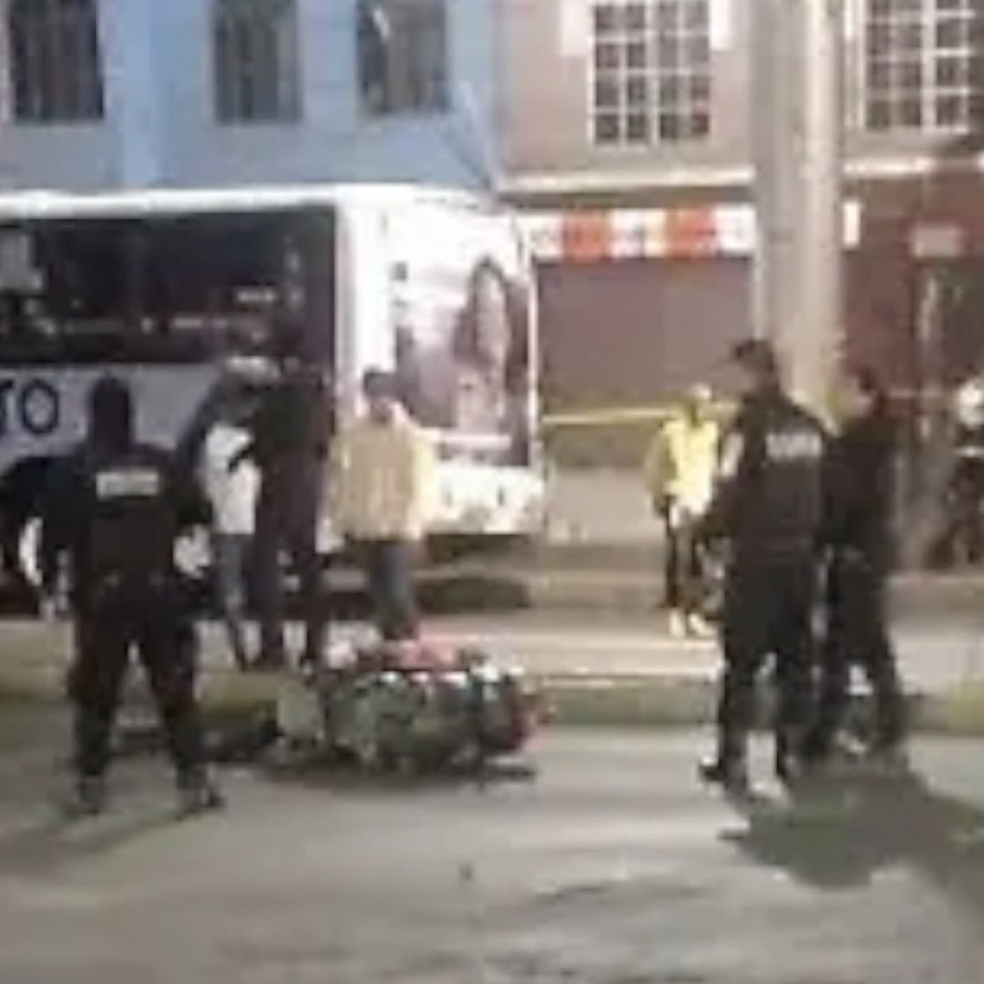 Mueren Dos Jóvenes al Chocar su Motocicleta con una Patrulla en Irapuato, Guanajuato; Una más Está Grave. Foto: Manuel González