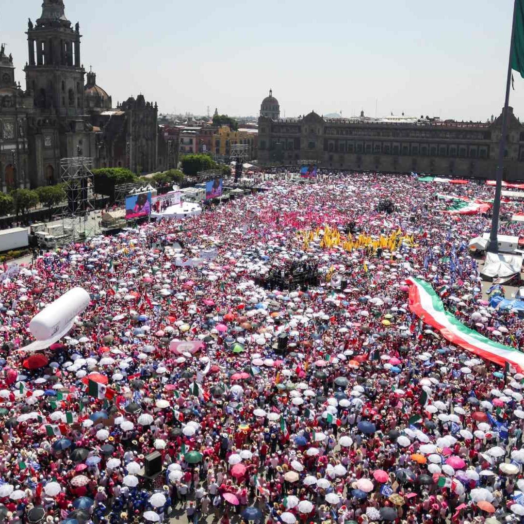 Miles abarrotan el Zócalo de CDMX por Marea Rosa; Xóchitl Gálvez ofrece mensaje