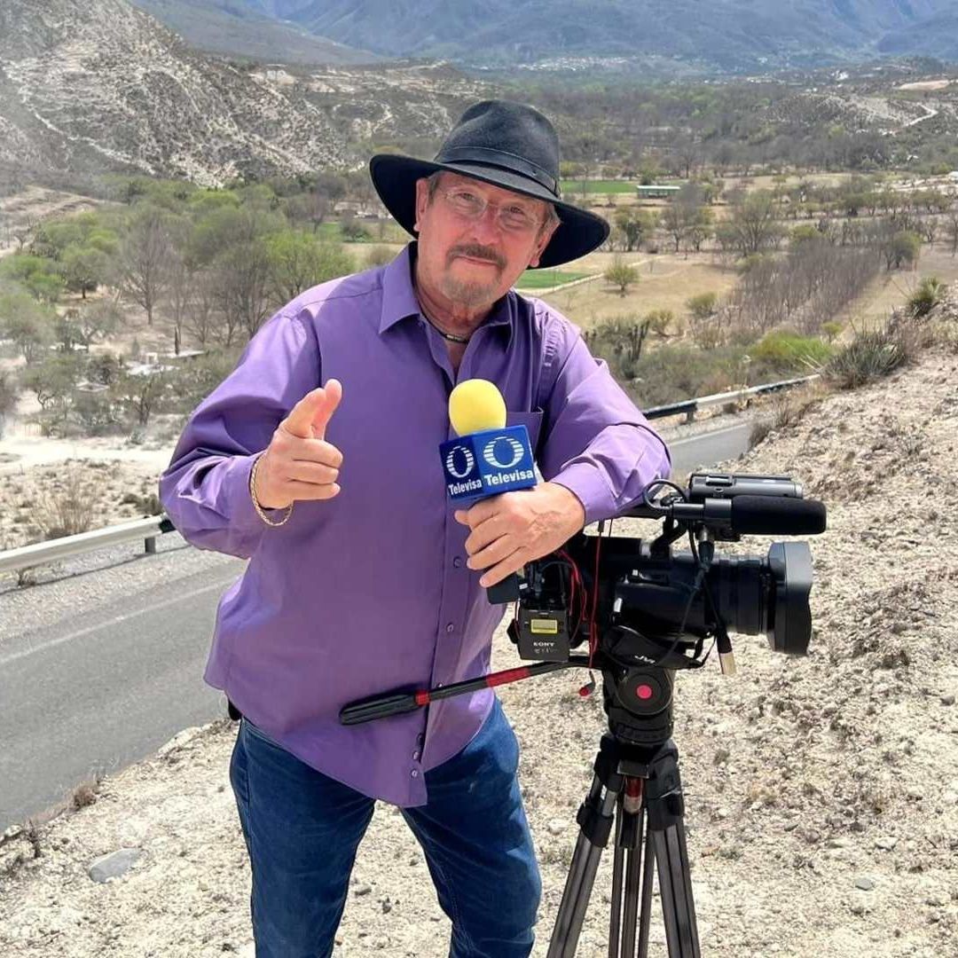 Eduardo Alvarado en el aniversario número 44 de Reportajes de Alvarado