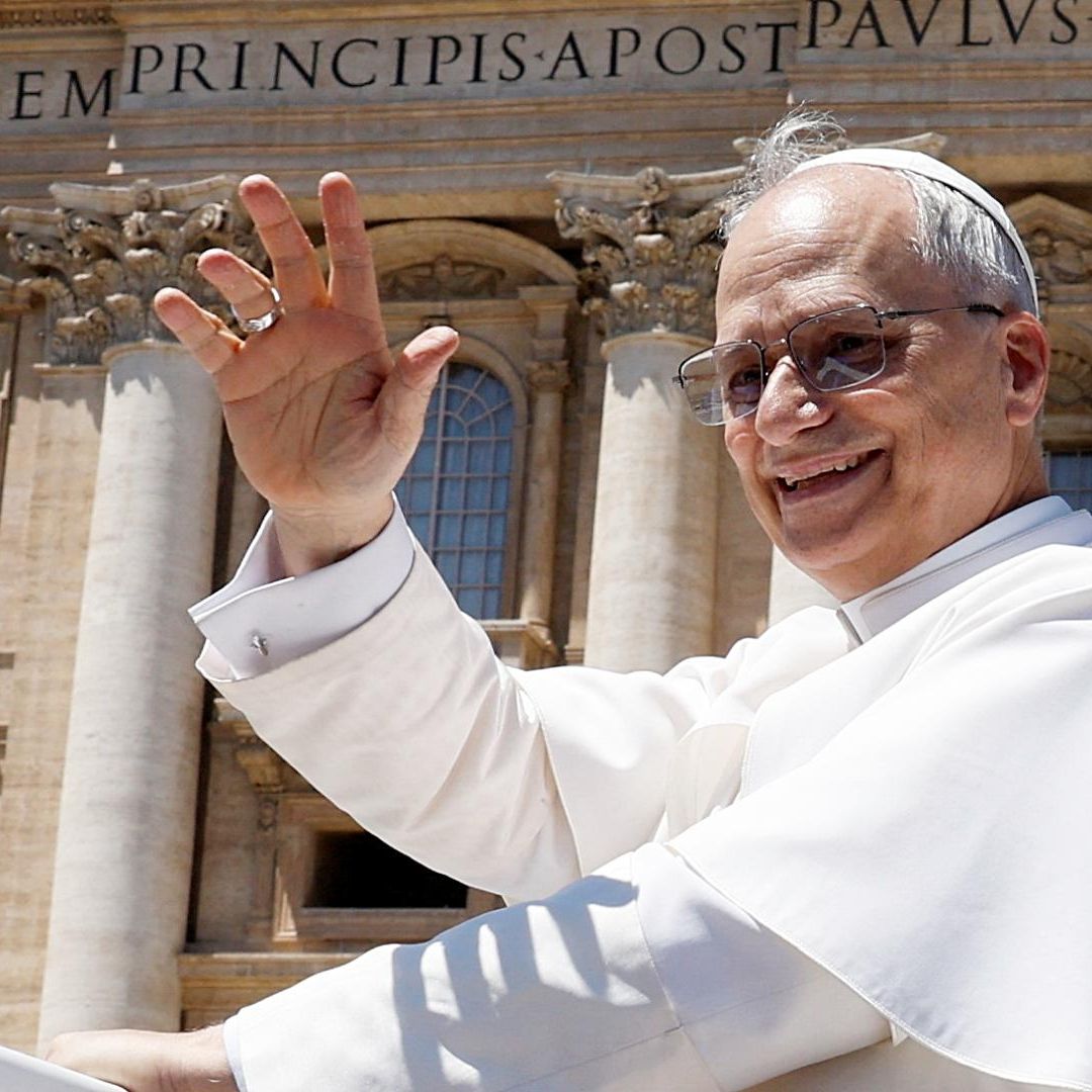 Papa León XIV saluda luego de una audiencia general en la Plaza de San Pedro