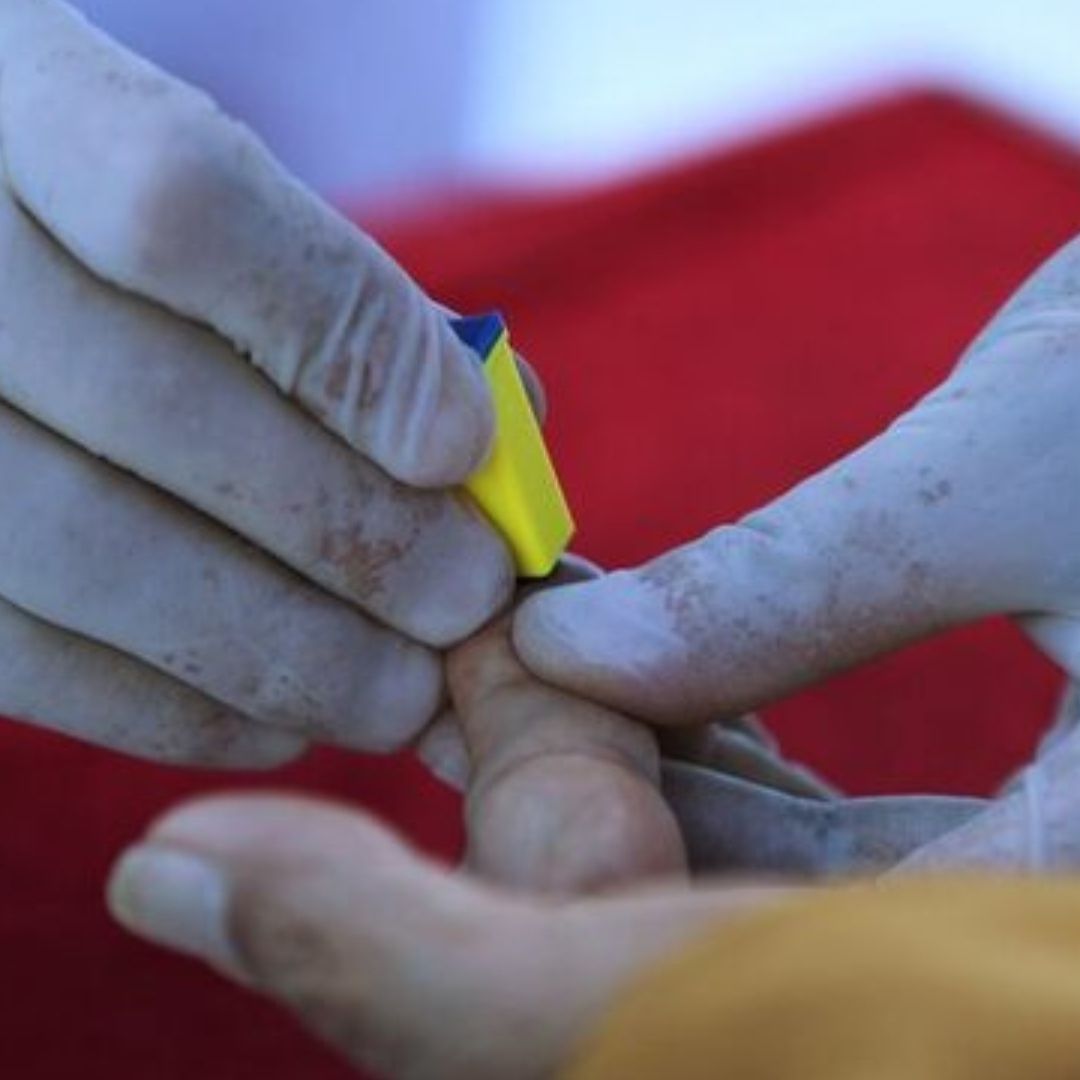 Trabajadores de salud realizan prueba de VIH