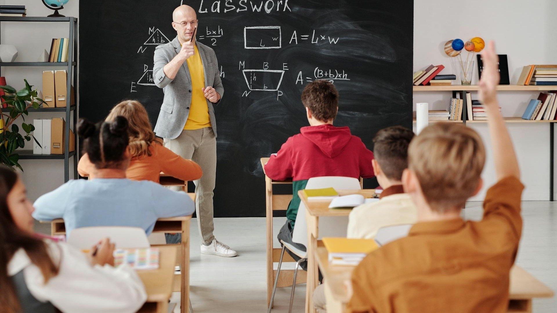Maestro ante un salón de clases
