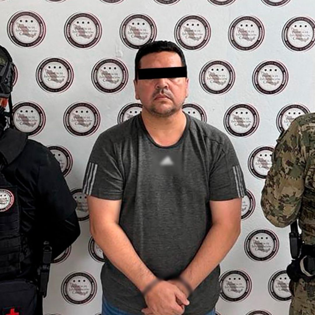 El Payo, flanqueado por elementos federales