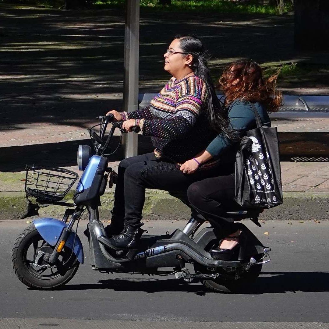 Scooters y bicis eléctricas tendrán que llevar licencia de conducir en CDMX