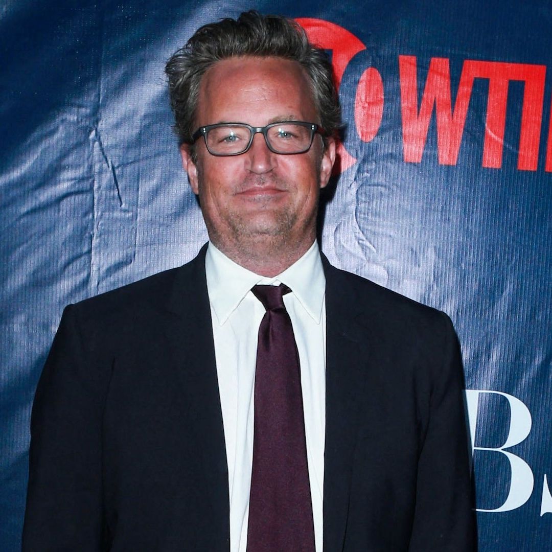 Matthew Perry en una alfombra roja