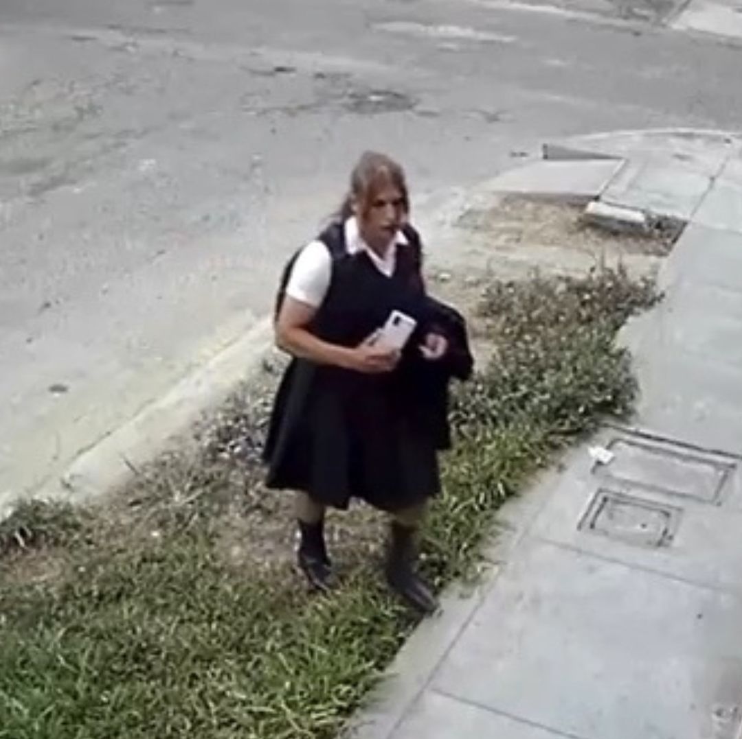 Hombre Se Disfraza de Colegiala para Acosar Alumnas en Perú
