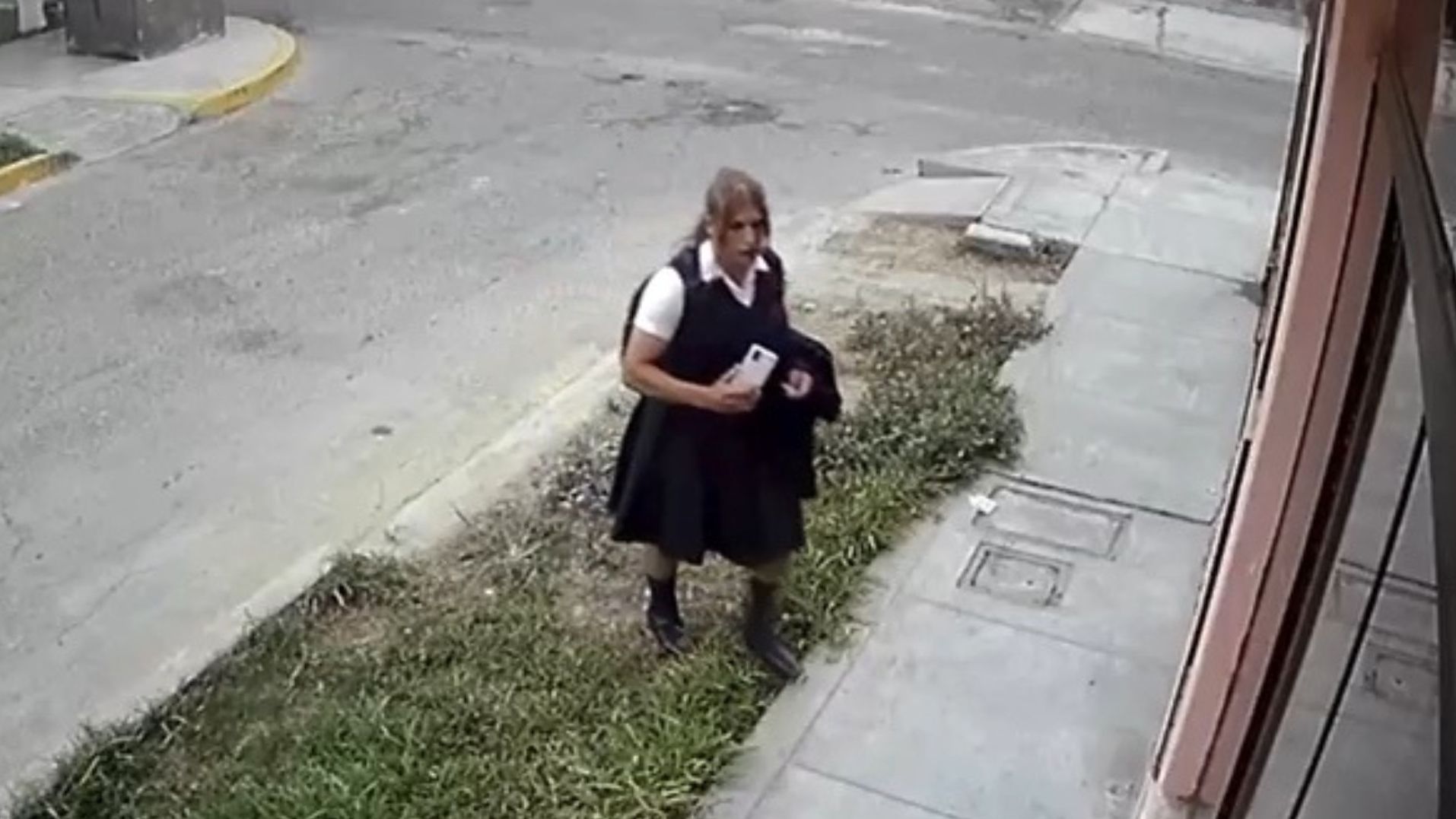 Hombre Se Disfraza de Colegiala para Acosar Alumnas en Perú