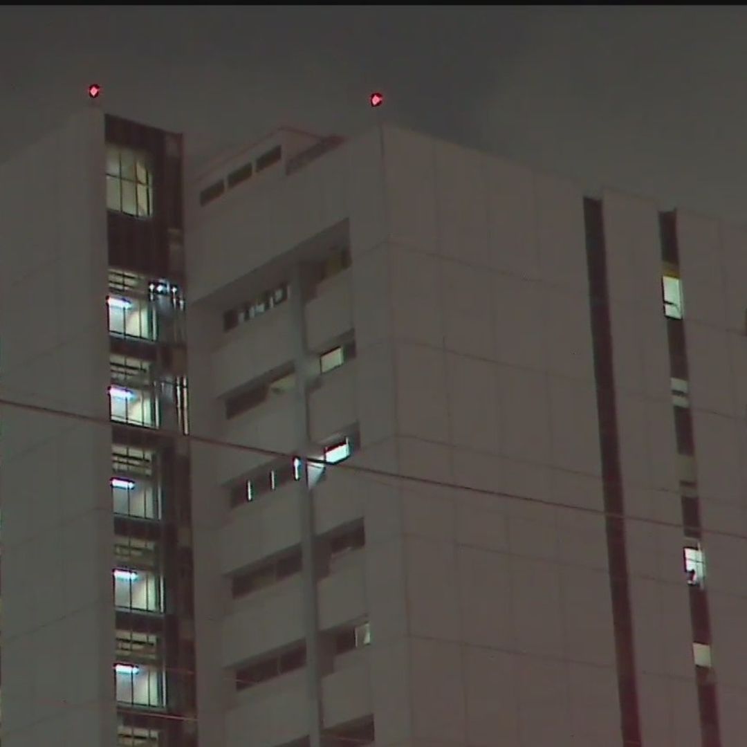 Trece personas quedaron atrapadas en un elevador durante la madrugada.