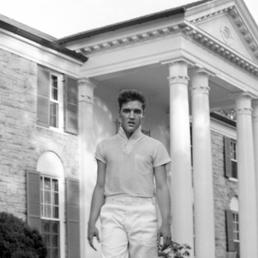 Elvis Presley en su mansión Graceland, una atracción turística y lugar de descanso final del cantante