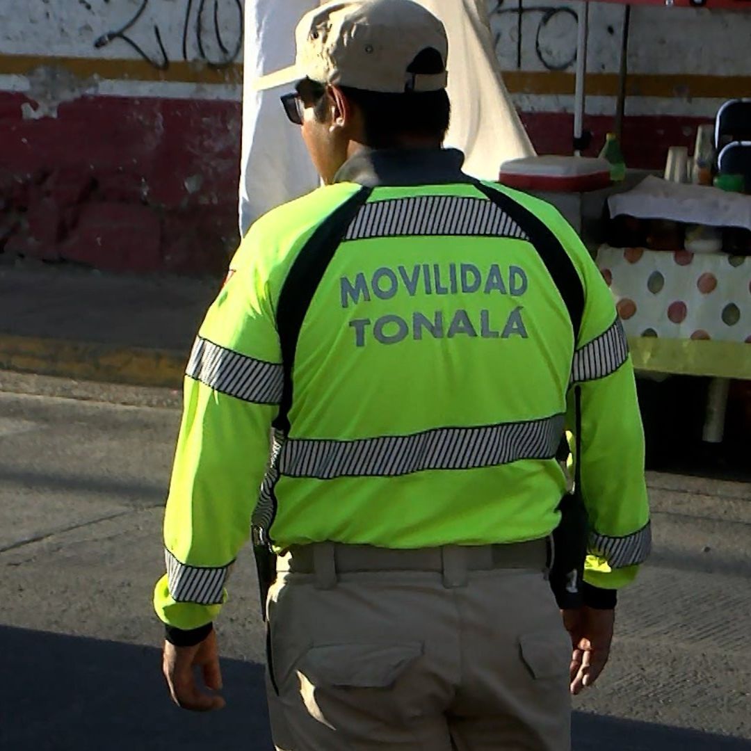 Poicía vial de Tonalá acudió a una prepa para amenazar a un estudiante.