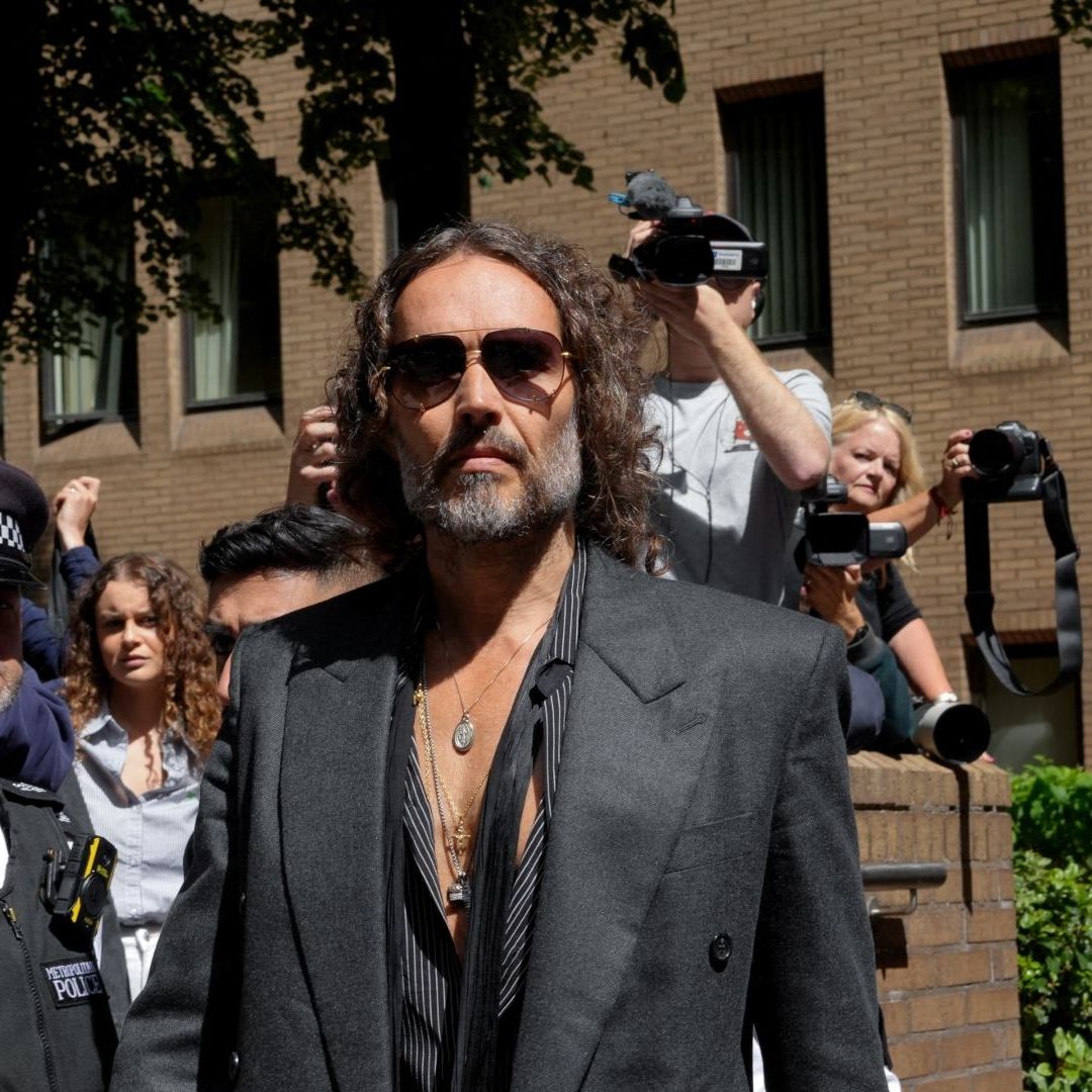 Se Declara Russell Brand "No Culpable" de Cinco Delitos de Violencia Sexual